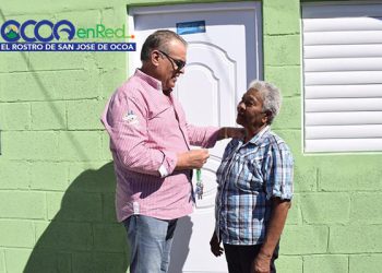 Pedro entrega tres casas en Ocoa