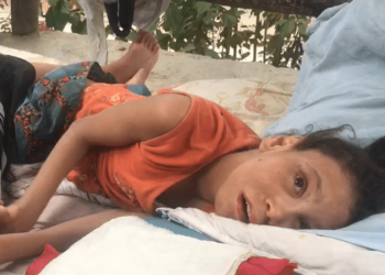 joven paralisis ayuda
