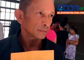 hombregolpeado martillo
