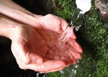 agua manos 550x366