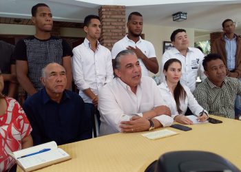 carlos desiste aspiraciones