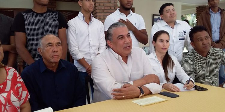 carlos desiste aspiraciones