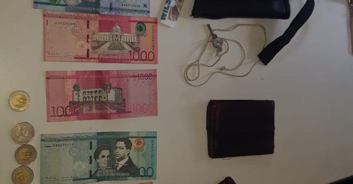 dinero pistola