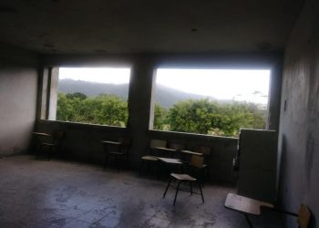 Escuela sin termina en Rancho Arriba