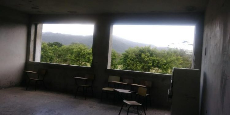 Escuela sin termina en Rancho Arriba