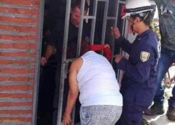 mujer brechando colombia