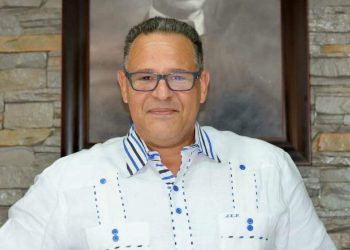 Jose Eliseo Camisa blanca