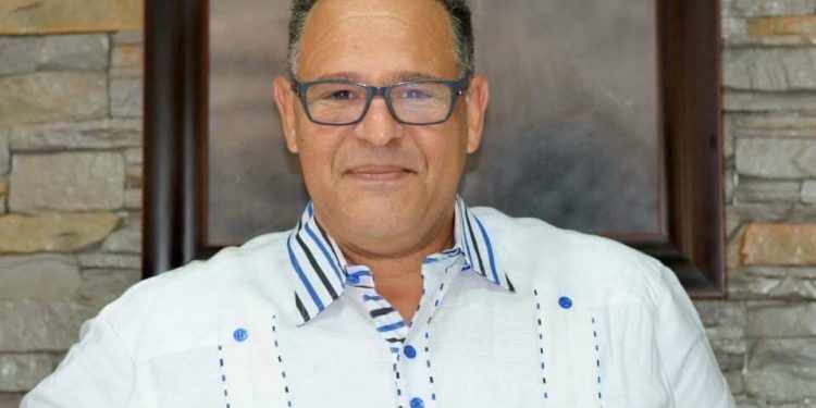 Jose Eliseo Camisa blanca