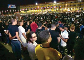 JOVENES PLAZA BANDERA