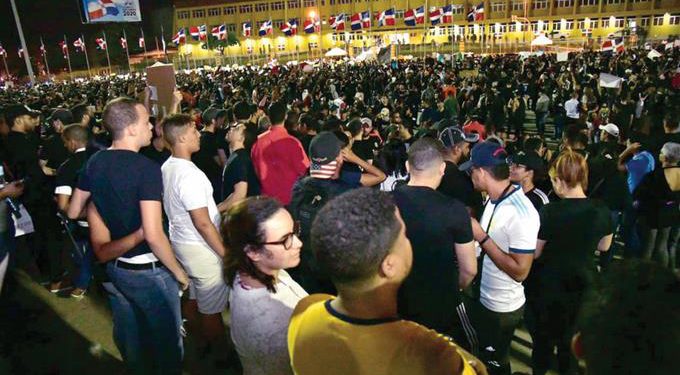 JOVENES PLAZA BANDERA
