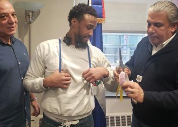 Consul con deportado Carlos Castillo