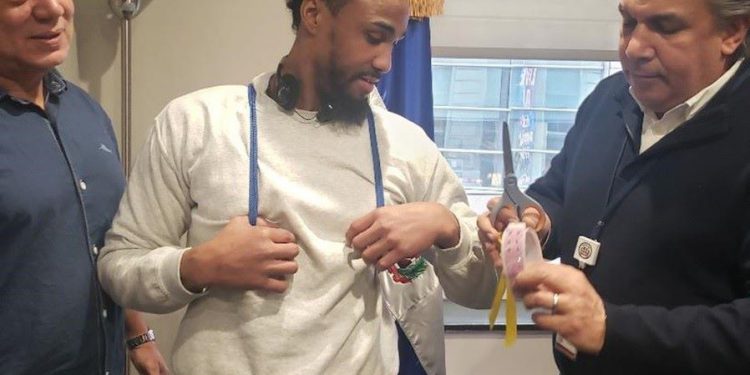 Consul con deportado Carlos Castillo