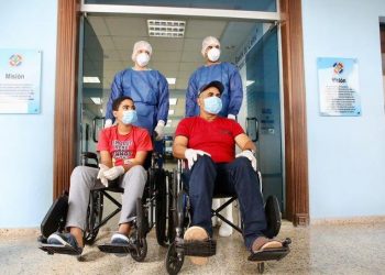 Niño de 12 años curado de COVID-19 recibe el alta junto a su padre