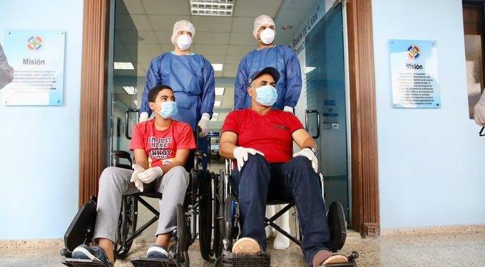 Niño de 12 años curado de COVID-19 recibe el alta junto a su padre