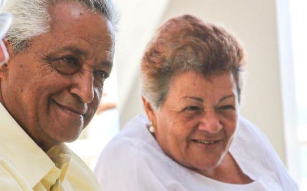 Familiares pareja de esposos muertos por COVID-19 en NY inician campaña para sepultarlos en Sabana Larga