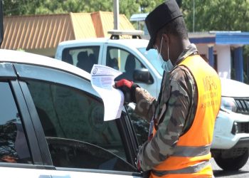 Militares controlan el desplazamiento desde y hacia el interior del país