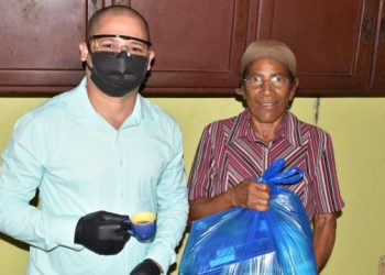 Presidente fundación “Somos de Ocoa” entrega combos de alimentos en sectores de Ocoa