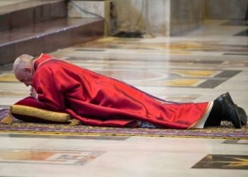 El papa se postra en el suelo de la Basílica de San Pedro
