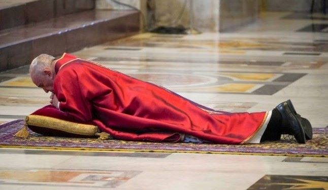 El papa se postra en el suelo de la Basílica de San Pedro