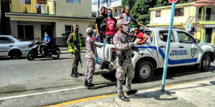 Policía detiene varias personas  por no usar mascarillas y violar el toque de queda