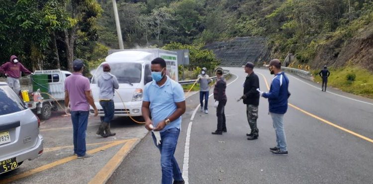 #QuédateEnCasa: En Rancho Arriba toman medidas; desinfectan vehículos y tomas temperatura por COVID-19