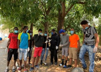 Violadores toque de queda recogen basura en calles de Ocoa