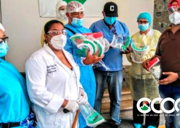 Dionisio Santana dona mascarillas especiales al personal médico y auxiliares hospital San José