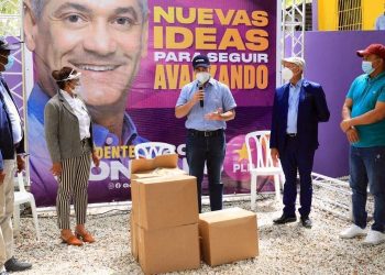 Gonzalo dona mascarillas en Azua , Baní y San Cristóbal para prevenir el coronavirus