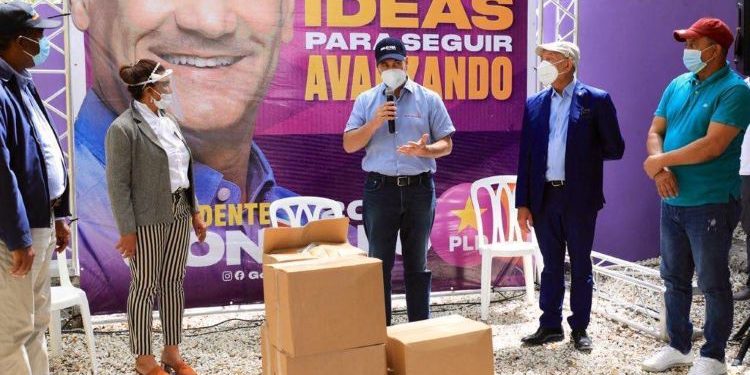 Gonzalo dona mascarillas en Azua , Baní y San Cristóbal para prevenir el coronavirus