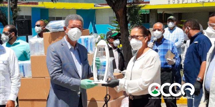 Leonel entrega lámparas ultravioleta, ventilador y equipos de protección a Hospital San José
