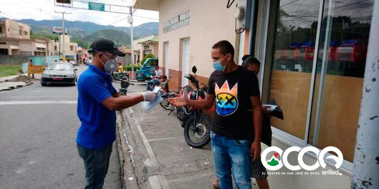 Salud Publica entrega mascarillas a instituciones y personas en sectores de Ocoa