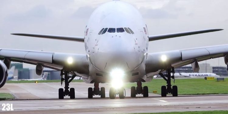 EE.UU aplicará cambios en medidas de abordaje de aviones por COVID-19