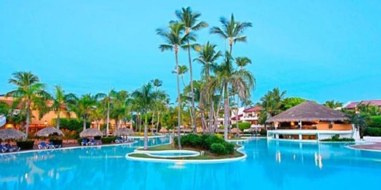 Instituciones turísticas entregan protocolo medidas sanitarias, operativas y de seguridad al MITUR