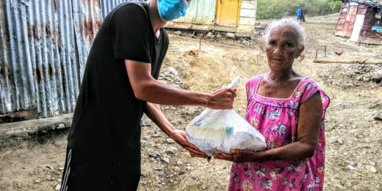 Comunidad La Laguneta se beneficia de alimentos donados por la Fundación Pedro Alegría
