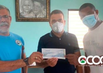 Director Junta Distrital El Pinar dona primer salario para construcción de vivienda en La Isleta