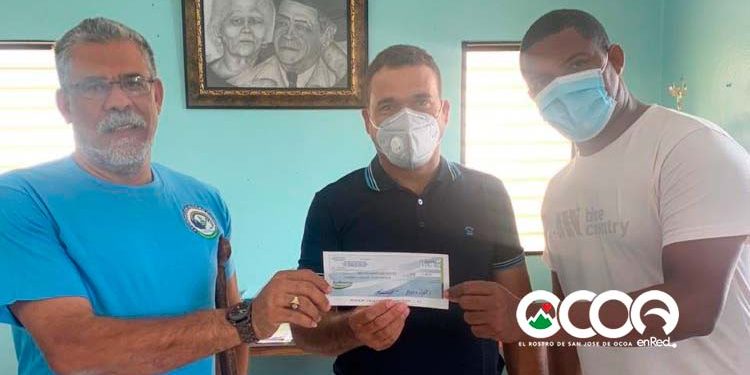 Director Junta Distrital El Pinar dona primer salario para construcción de vivienda en La Isleta