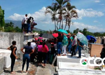 Sepultan, en medio de llanto y dolor, niños y mujer, muertos en accidente Las Espinas