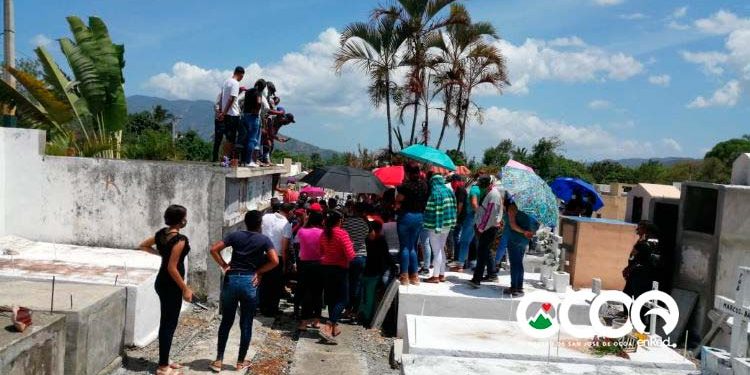 Sepultan, en medio de llanto y dolor, niños y mujer, muertos en accidente Las Espinas