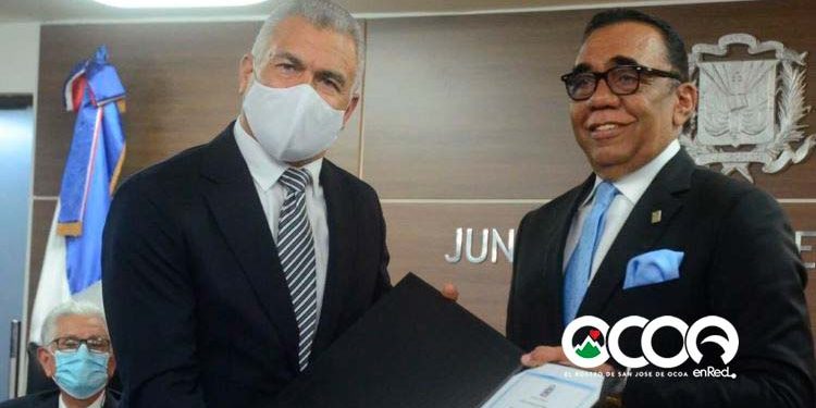 José Antonio Castillo recibe certificado como senador electo