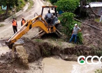 Junta Distrital El Pinar habilita carreteras de comunidades afectadas por tormenta Isaías