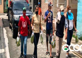 Esposa senador electo entrega kits de alimentos en varios sectores