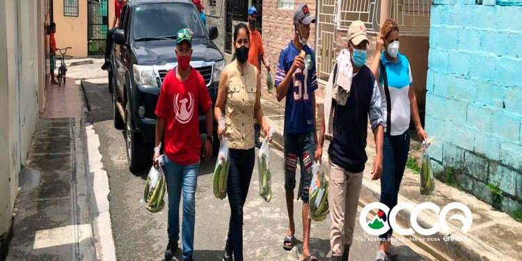 Esposa senador electo entrega kits de alimentos en varios sectores