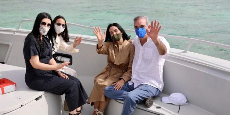 Abinader recorre Pedernales; impulsará desarrollo turístico e integral de la provincia