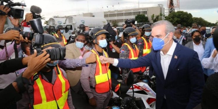 Abinader anuncia aumento de 10% incentivos a militares y policías que enfrentan crisis sanitaria