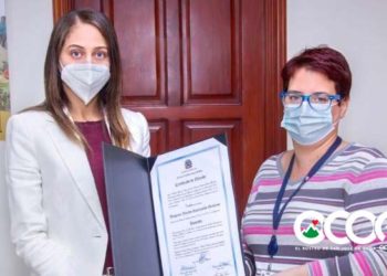 Yari Encamación recibe certificado JCE que la acredita como diputada