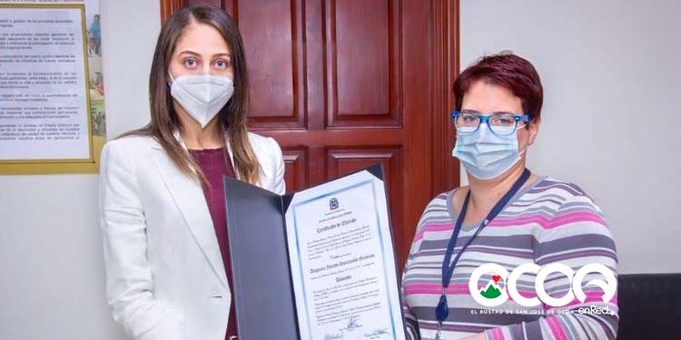 Yari Encamación recibe certificado JCE que la acredita como diputada