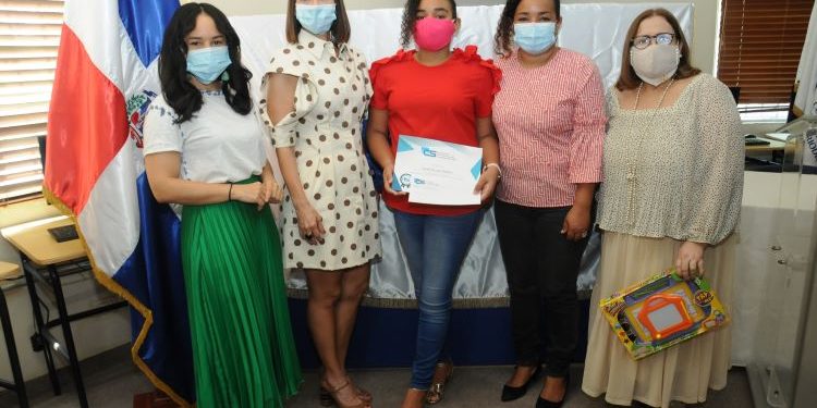 Cronistas Sociales realizan premiación al Mérito Escolar