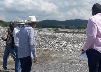 Senador de Peravia y varios alcaldes evalúan depredación del río Nizao