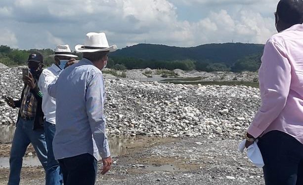 Senador de Peravia y varios alcaldes evalúan depredación del río Nizao