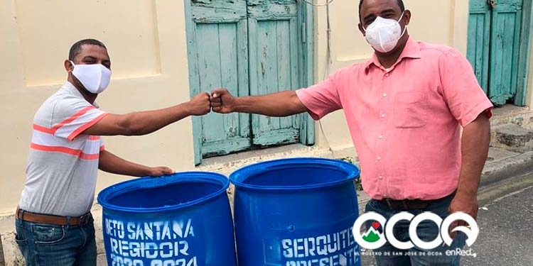 Regidor Beto Santana distribuye tanques para depósito de basura en sectores de Ocoa